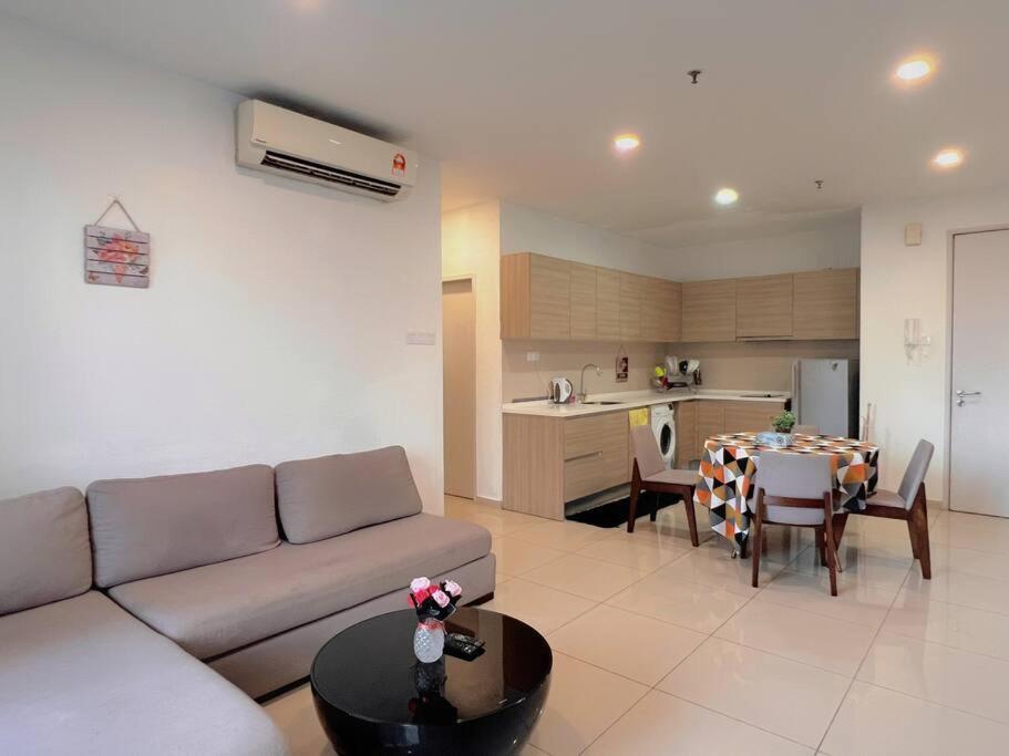 Apartment 2 Bedroom & 2 Bth With Free Parking @ Near Themepark, Snowwalk & I-city Mall