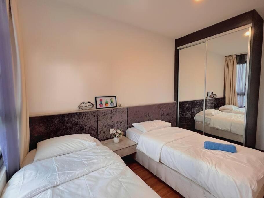2 Bedroom & 2 Bth With Free Parking @ Near Themepark, Snowwalk & I-city Mall Apartment